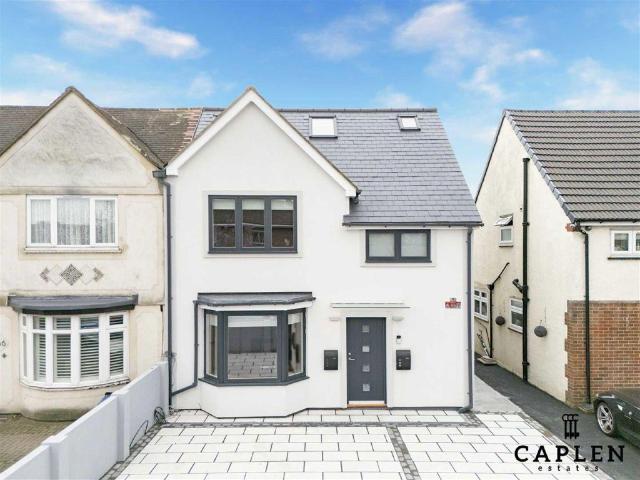 Flat for sale in Hainault, Greater London
