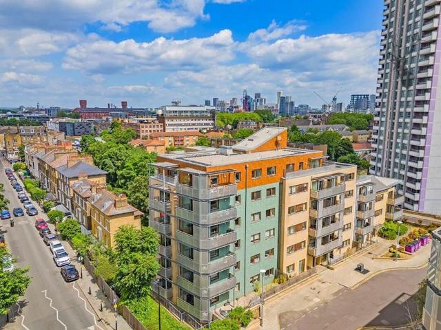 Flat for sale in Bromley-by-Bow, Bow