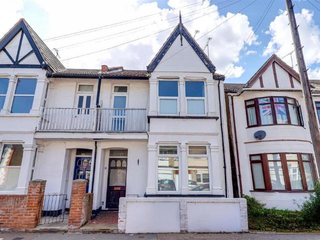Flat for sale in Alton Barnes, Essex
