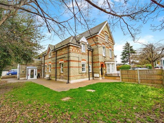 Flat for sale in Spring Park, Luton