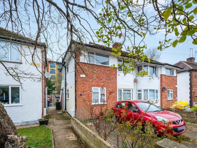 Flat for sale in London Borough of Merton, Collier's Wood