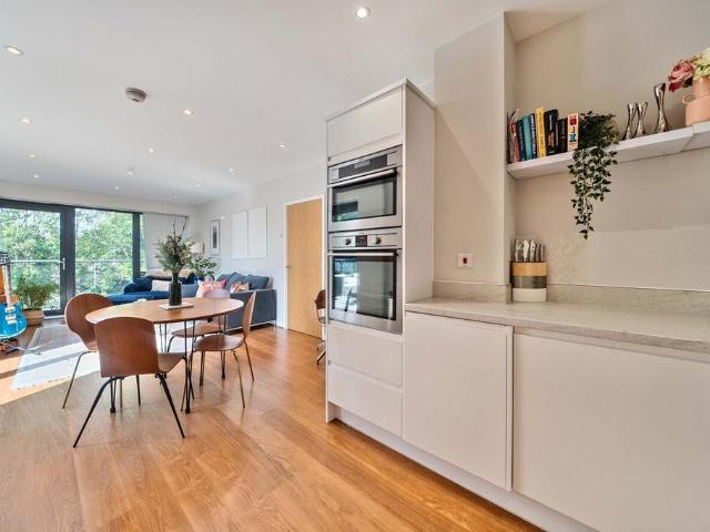 Flat for sale in London Borough of Wandsworth, Greater London