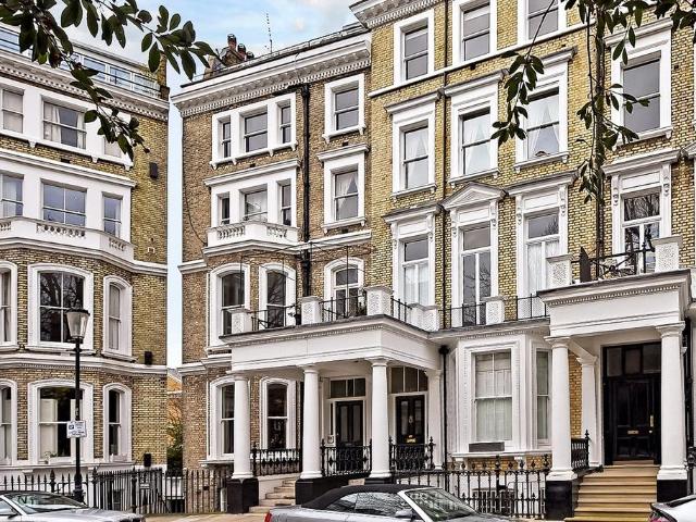 Flat for sale in Earl's Court, Greater London