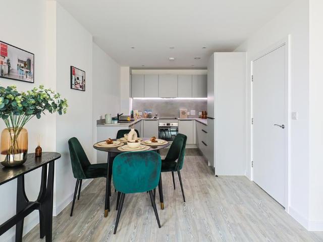 Flat for sale in London Borough of Hounslow, Cat Hill