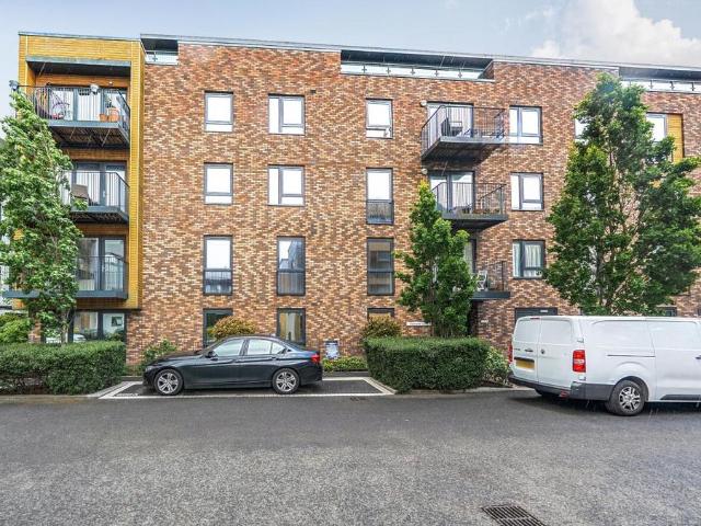 Flat for sale in Little Stanmore, Greater London