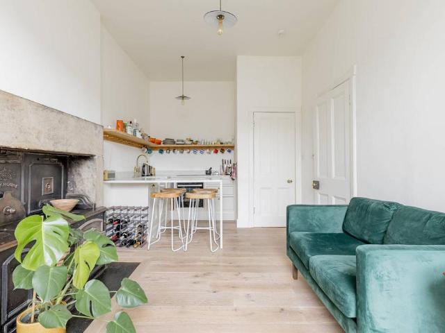 Flat for sale in Stockbridge, Scotland