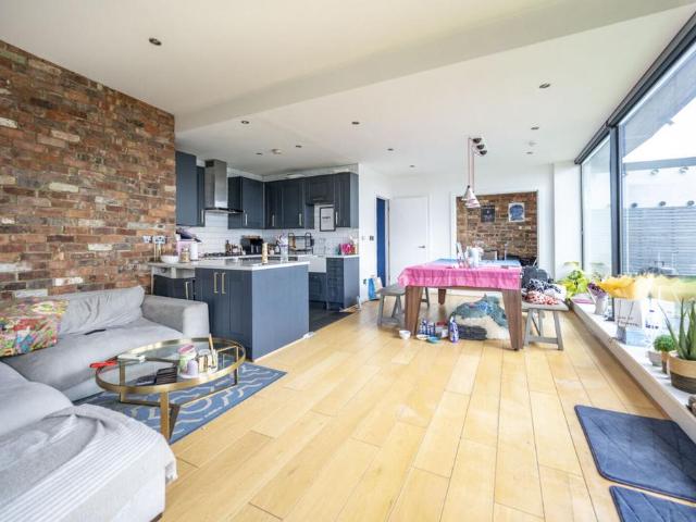 Flat for sale in Stratford Marsh, Greater London