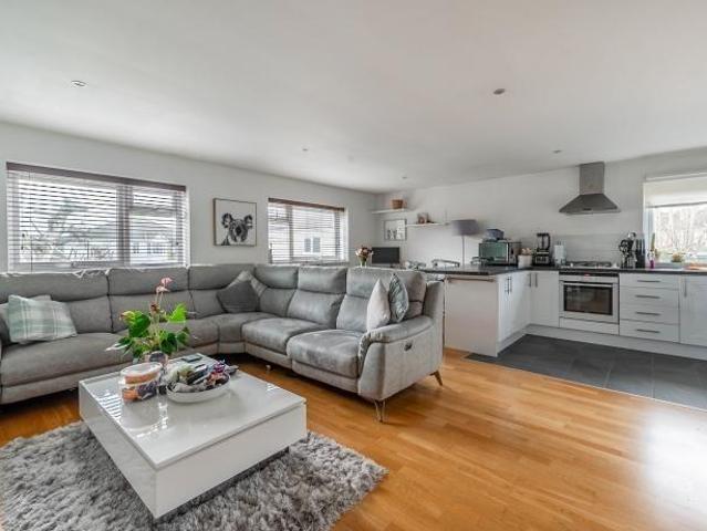 Flat for sale in Harrow Weald, Greater London