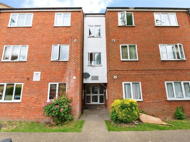 Flat for sale in South Ockendon, Essex