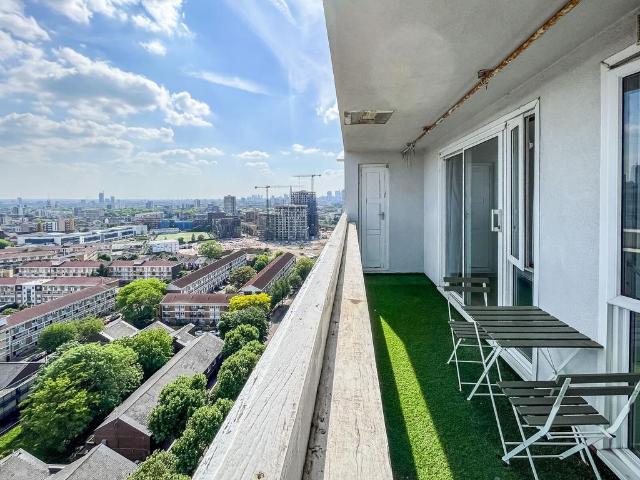 Flat for sale in Bromley-by-Bow, Bow