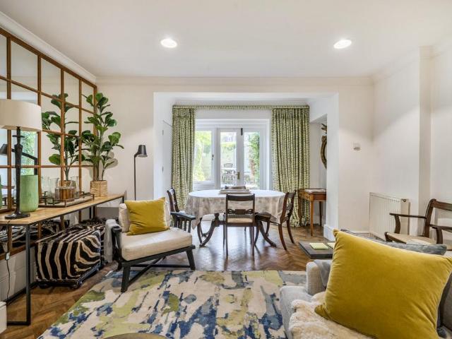Flat for sale in Brompton, Greater London