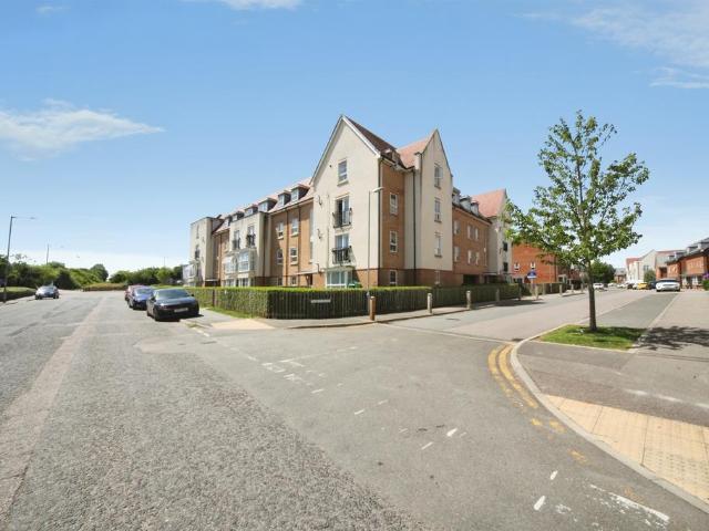 Flat for sale in Dunstable, Bedfordshire