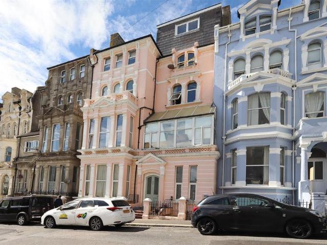Flat for sale in Bohemia, Guestling Green