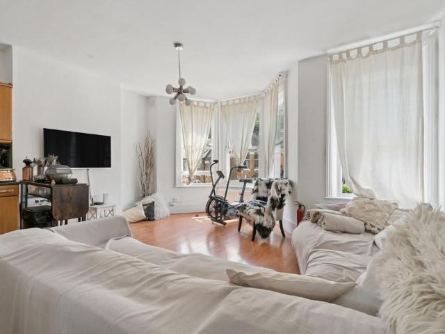 Flat for sale in London Borough of Lewisham, Ladywell
