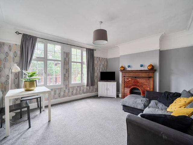 Flat for sale in Strawberry Hill, Greater London