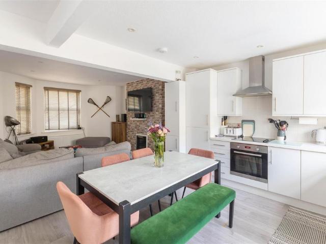 Flat for sale in Blacklands, Guestling Green