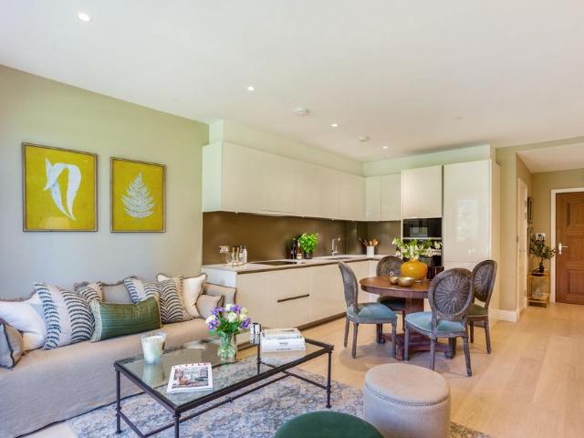 Flat for sale in Hampton Wick, Greater London