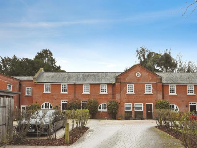 Flat for sale in Chipping Hill, Essex