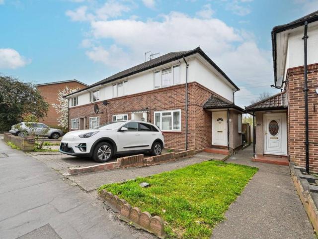 Flat for sale in Connaught Park, Bushey