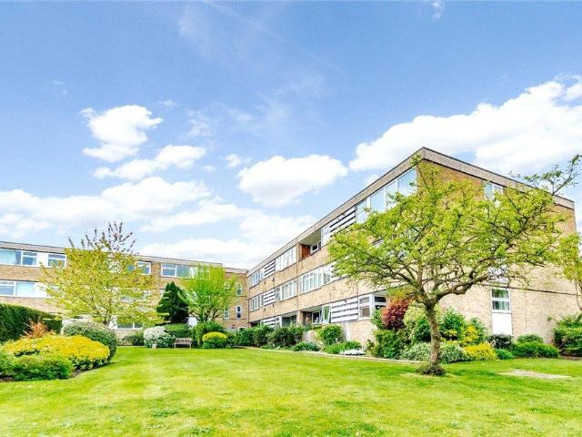 Flat for sale in London Borough of Croydon, Shirley