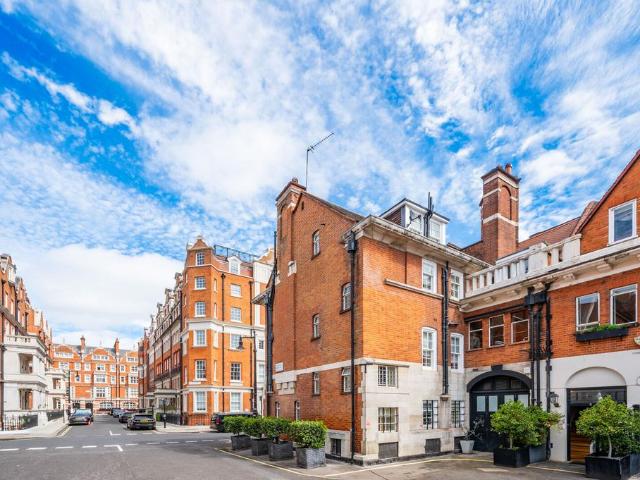 Flat for sale in Mayfair, Greater London