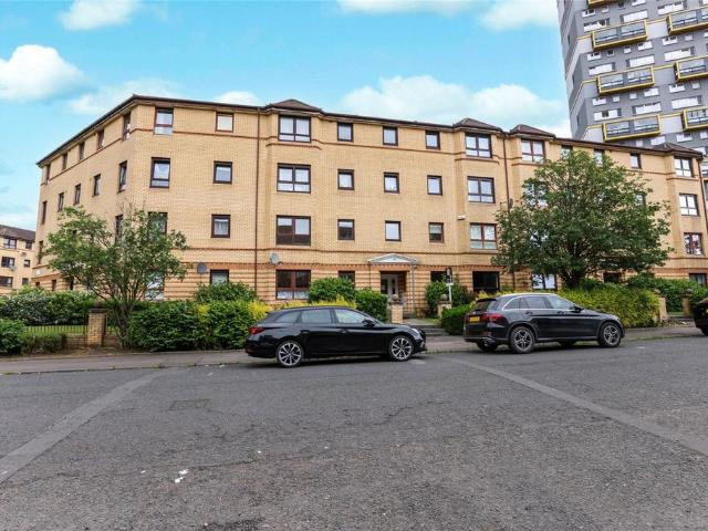 Flat for sale in Woodside, Scotland