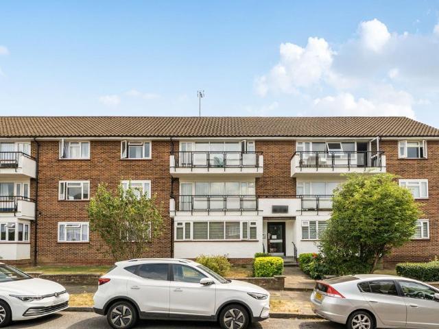 Flat for sale in Little Stanmore, Greater London