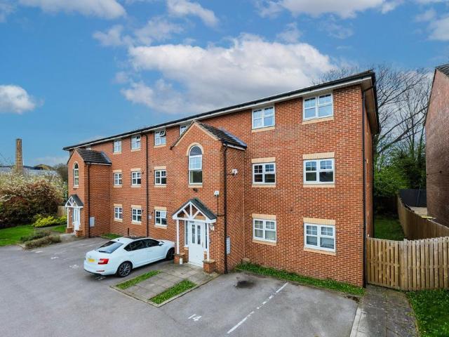 Flat for sale in Farnley, West Yorkshire
