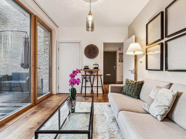 Flat for sale in North Kensington, Greater London