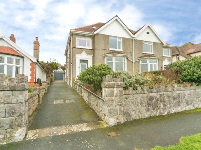 Flat for sale in Conwy, Wales