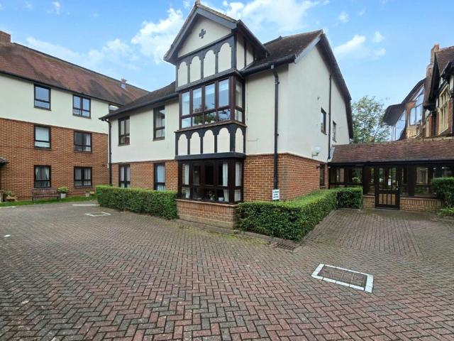 Flat for sale in Northampton, Northamptonshire