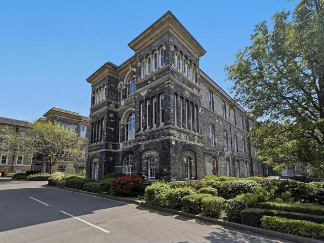 Flat for sale in Shooters Hill, Greater London