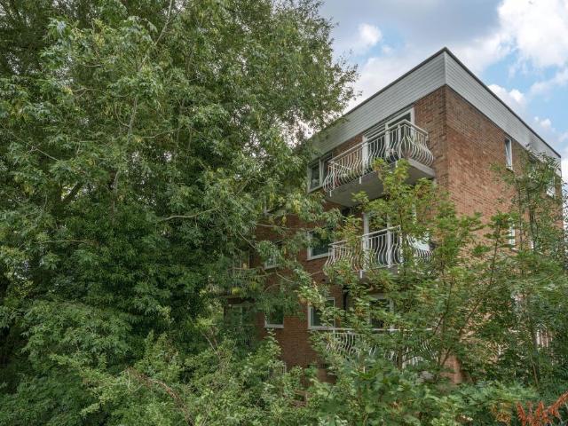 Flat for sale in Osney, The Slade