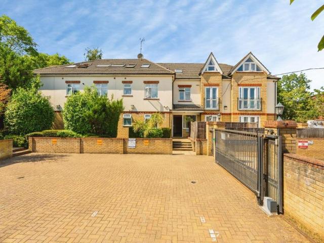 Flat for sale in Harrow Weald, Greater London