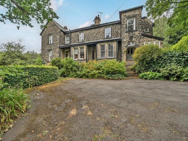 Flat for sale in Farsley, West Yorkshire