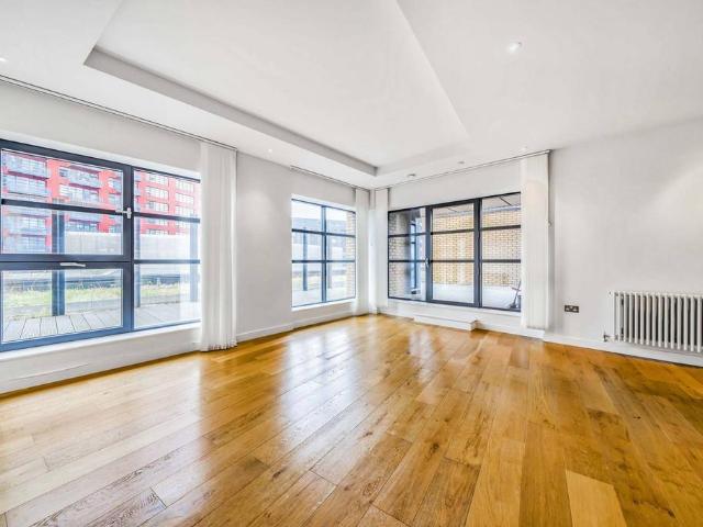 Flat for sale in London City Island, Blackwall