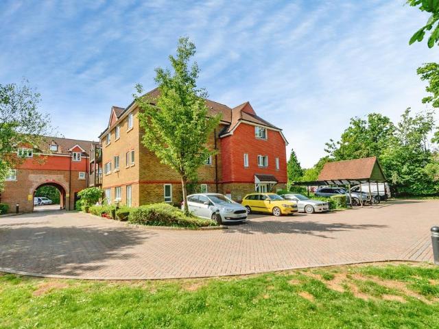 Flat for sale in Perryfields, West Sussex