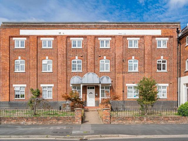 Flat for sale in Farncombe, Waverley