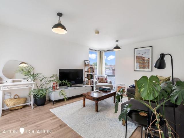 Flat for sale in Clapton, Upper Clapton