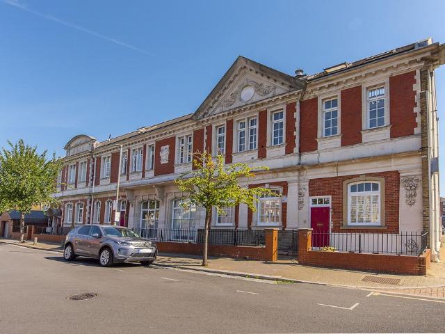 Flat for sale in Summerstown, Greater London