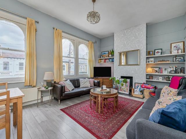 Flat for sale in Stockwell, Greater London