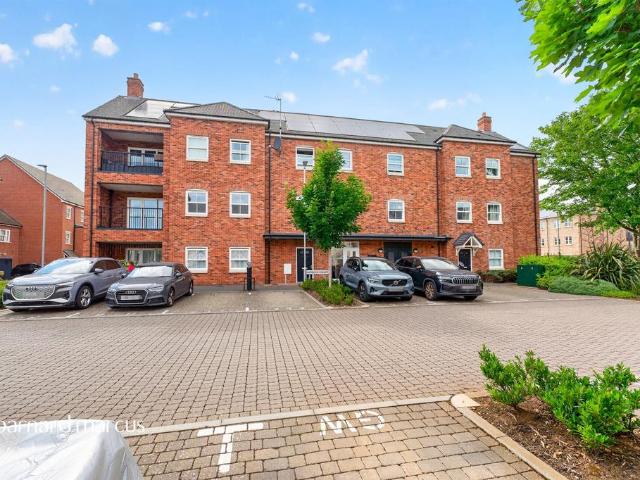 Flat for sale in Whetstone, Greater London