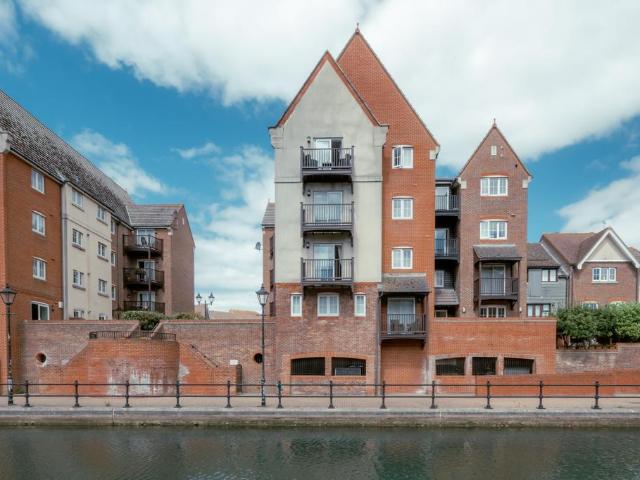 Flat for sale in Sovereign Harbour, Eastbourne