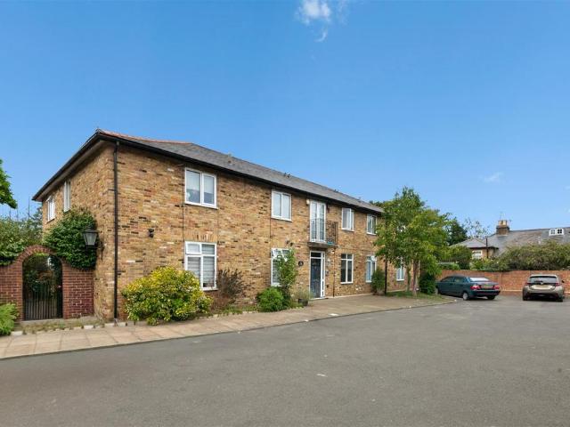 Flat for sale in London Borough of Ealing, Greater London