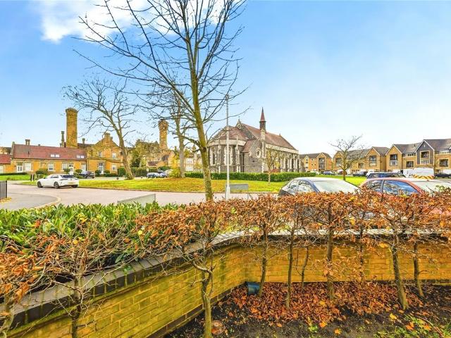 Flat for sale in Stone, Monks Orchard