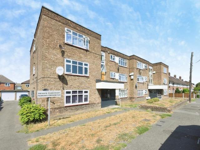 Flat for sale in Rush Green, Greater London