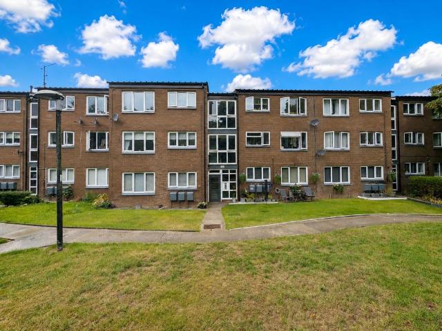 Flat for sale in Halton