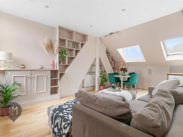 Flat for sale in London Borough of Wandsworth, Greater London