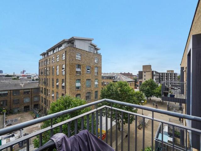 Flat for sale in Old Ford, Bow