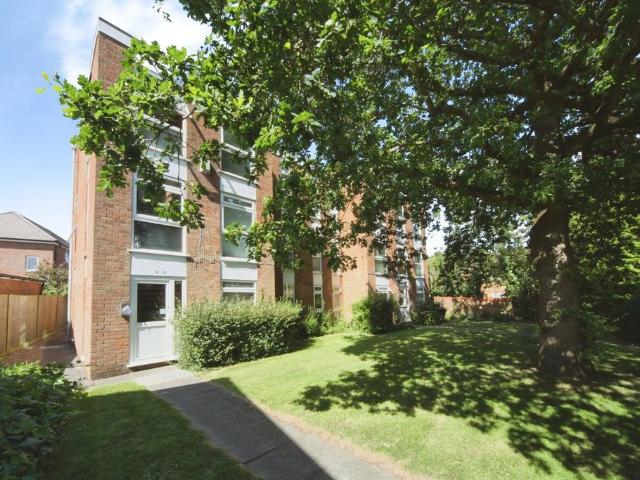 Flat for sale in Spring Park, Luton